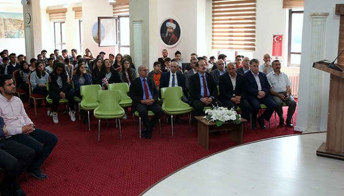 Bayburt'ta başarılı öğrenciler ödüllendirildi