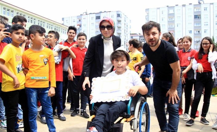 Bedensel engelli Sadık karnesini tango yaparak kutladı