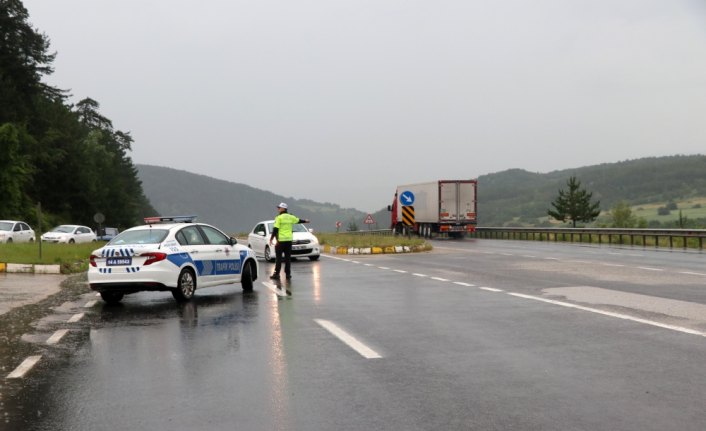 Bolu'da sağanak nedeniyle taşan dere kara yolunu kapladı