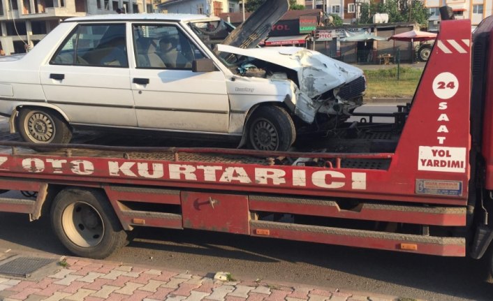 Çarşamba'da otomobil direğe çarptı: 1 yaralı