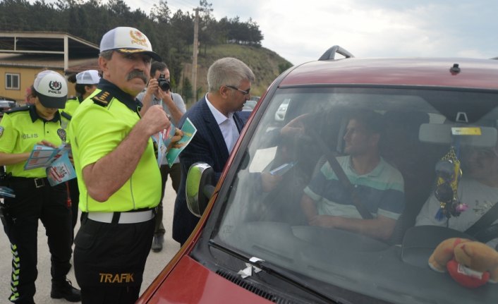 Çocuklara kırmızı düdük ve sürücü seyahat karnesi