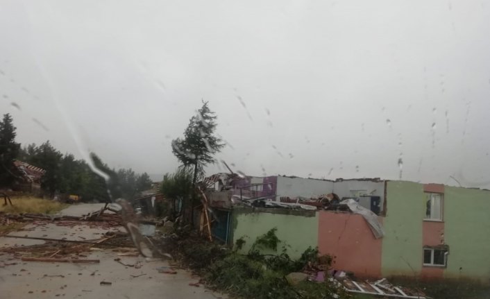 Çorum'da hortum evlere zarar verdi