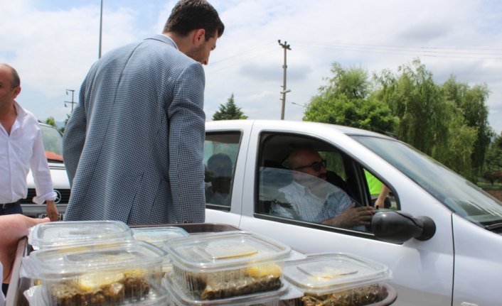 Dönüş yolundaki sürücülere yaprak sarma ikramı