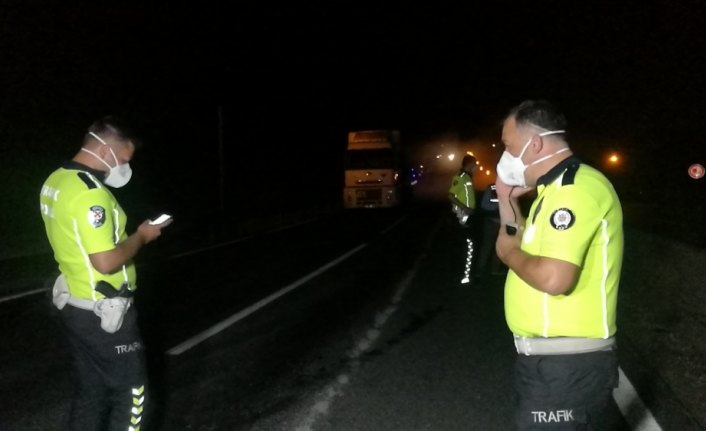 Düzce'de hidroklorik asit yüklü tanker kaza yaptı yol kapatıldı