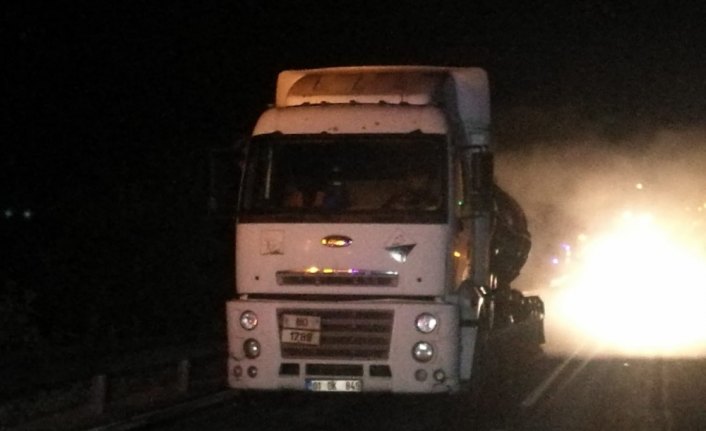 GÜNCELLEME - Düzce'de hidroklorik asit yüklü tanker kaza yaptı yol kapatıldı