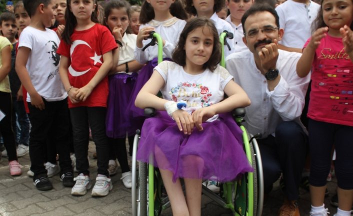 Hastaneden izin alarak karnesini almaya geldi