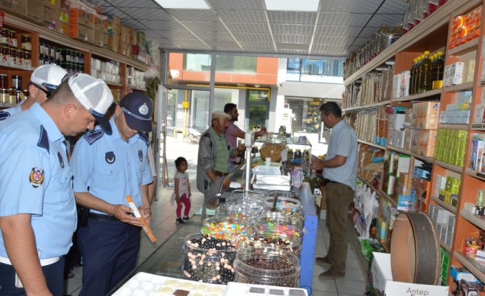 Havza'da zabıta, şeker ve çikolata tezgahlarını denetledi
