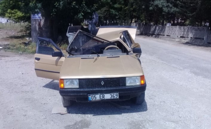 Hurdaya dönen araçtan yara almadan kurtuldu