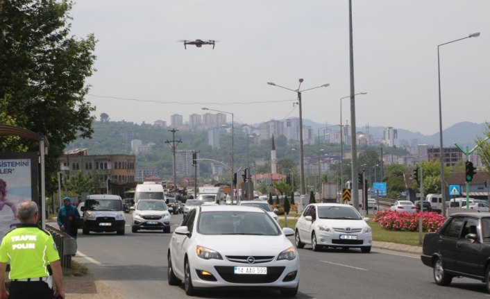 Karadeniz sahil yolunda bayram trafiği drone ile denetlendi
