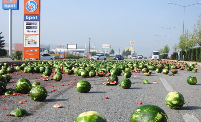 Karpuzlar yola saçılınca kara yolu ulaşıma kapandı