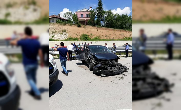 Kastamonu'da otomobil bariyerlere çaptı: 2 ölü, 3 yaralı