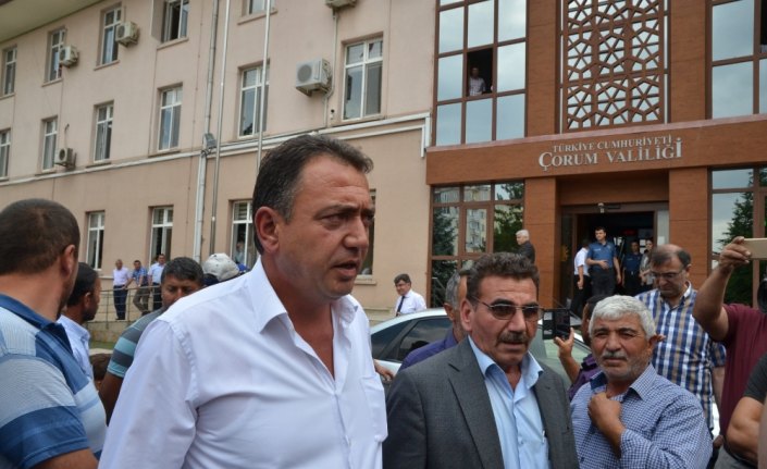 Köylülerden valilik önünde oturma eylemi