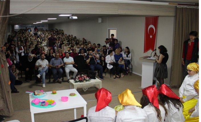 Öğrencilerden İngilizce tiyatro oyunu