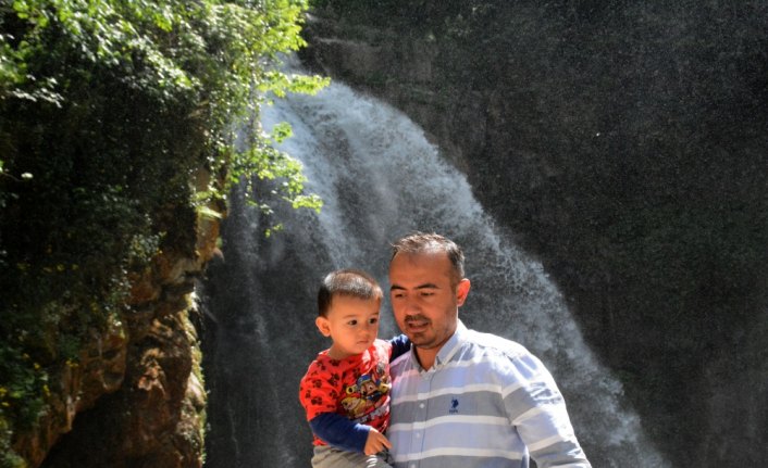 Örümcek Ormanları'ndaki şelale ziyaretçilerini bekliyor