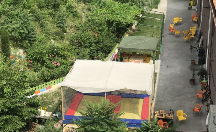 Salıncak demirinin altında kalan çocuk yaralandı