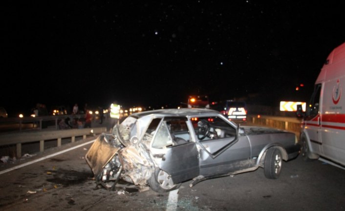 Samsu'da 2 otomobil çarpıştı: 1 ölü, 4 yaralı