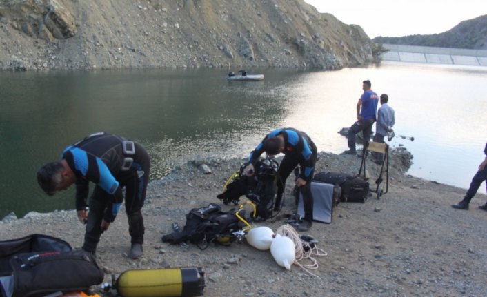 Serinlemek için girdiği gölette boğuldu