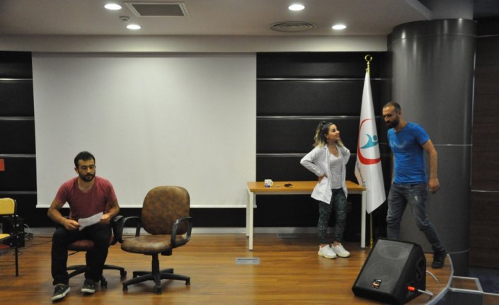 Tiyatro ile ihtiyaç sahiplerine destek oluyorlar