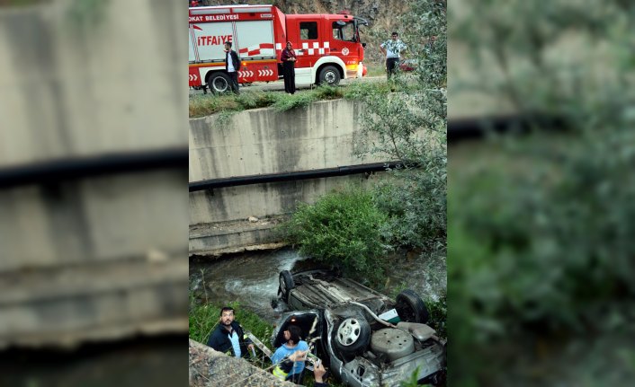 Tokat'ta otomobil su kanalına devrildi: 4 yaralı