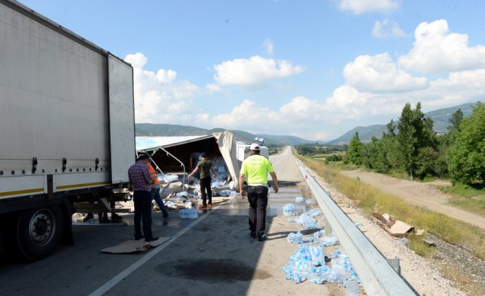 Tokat'ta su yüklü tır devrildi