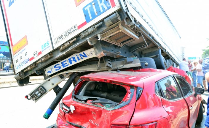 Trabzon'da otomobil tırın altında kaldı: 3 yaralı