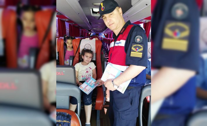 Trafik denetiminde sürücülere çikolata ikramı