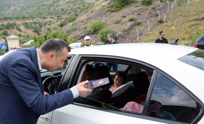 Trafik denetiminde sürücülere pestil ve köme ikramı