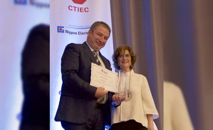 Uluslararası Cam Komisyonu'ndan Prof. Dr. Ahmet Kırman'a ödül