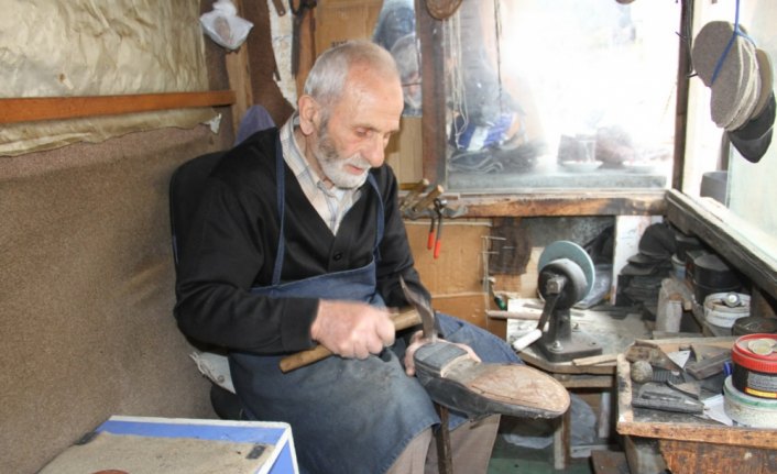 Yarım asırdır aynı köşede ayakkabı tamir ediyor