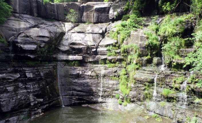 Yeşillikler içindeki Kabaceviz Şelaleleri görsel şölen sunuyor
