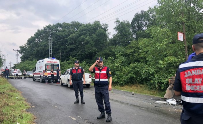 Zonguldak'ta otomobil ile kepçe çarpıştı: 1 ölü, 2 yaralı