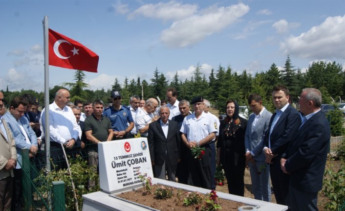 15 Temmuz şehitlerinin kabirlerine karanfil bırakıldı