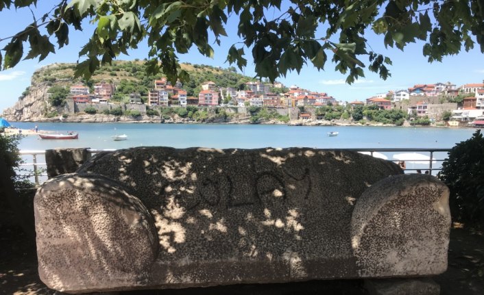 3 bin yıllık lahit mezara spreyle yazı