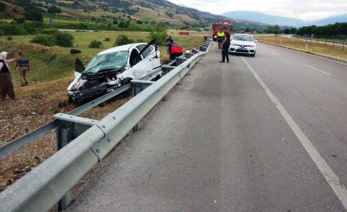 Amasya'da otomobil bariyere çarptı: 3 yaralı
