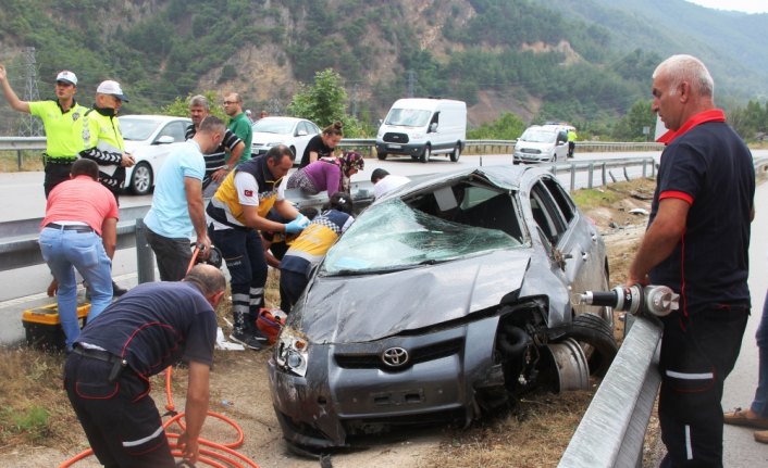 Amasya'da otomobil bariyerlere çarptı: 2 yaralı
