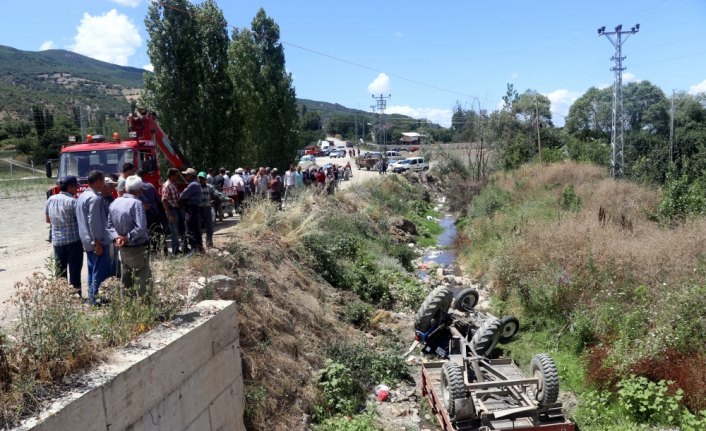 Amasya'da traktör dereye devrildi: 3 yaralı