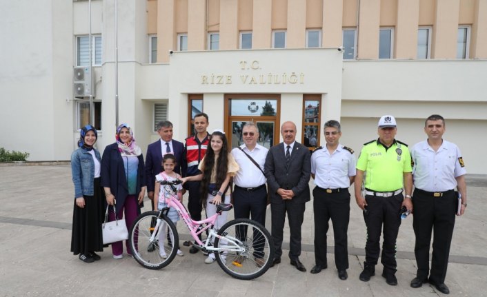 Babasına not verdi bisiklet kazandı