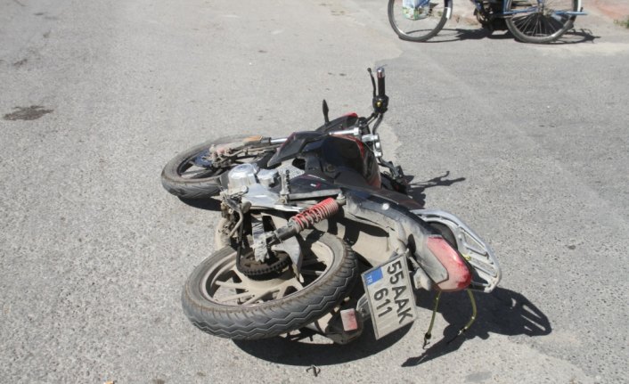 Bafra'da traktörün çarptığı motosiklet sürücüsü yaralandı