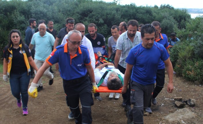 Balık tutmak isterken kayalıklardan denize düştü