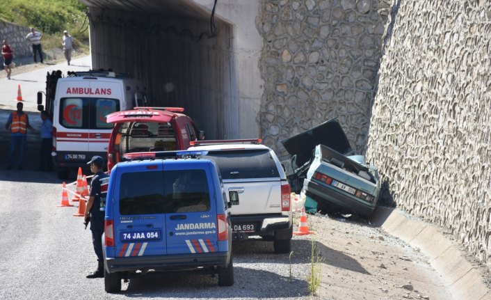 Bartın'da otomobil üst geçitten düştü: 1 ölü, 4 yaralı