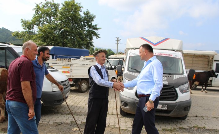 Başkan Akgül kurban pazarını gezdi