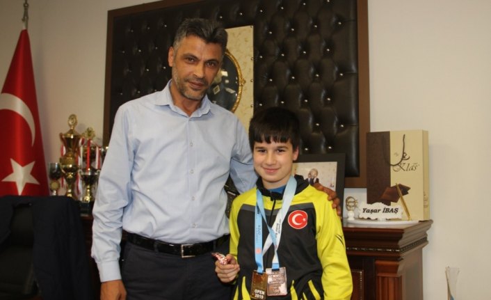 Başkan İbaş, başarılı sporcuları ödüllendirdi