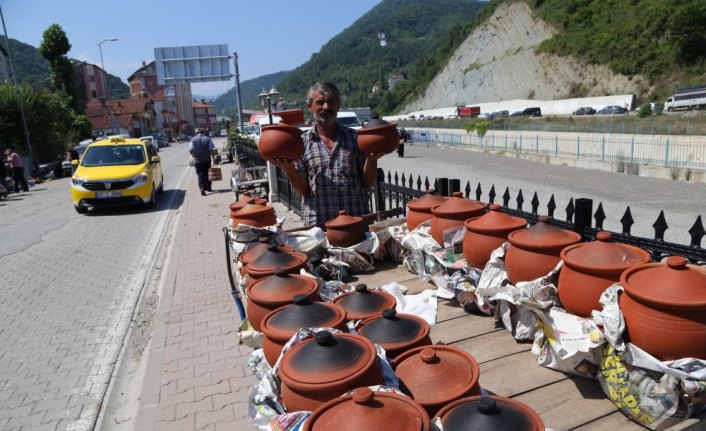 Çanakkale'de ürettiği güveçleri Kastamonu'da satıyor