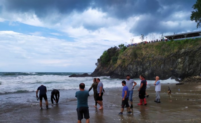 Denizde kaybolan öğretmeni arama çalışmaları sürüyor
