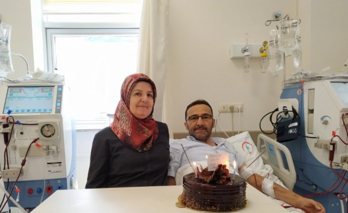 Diyalizde 20'nci yılı dolayısıyla pasta kesti