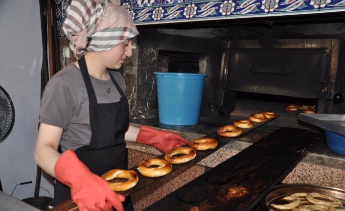 Eşine yardım için geldiği fırında usta oldu