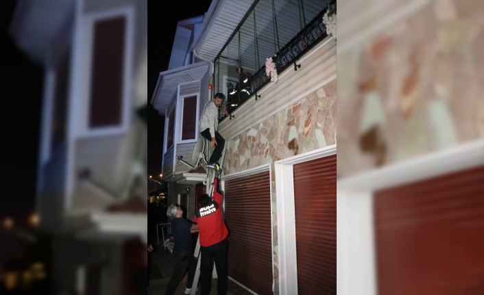 Evde düşen yaşlı kadın kurtarıldı