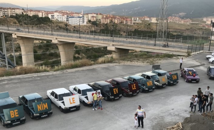 Evlilik teklifini motor kaputuna yazdırdı