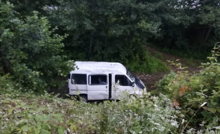 Giresun'da minibüs dereye yuvarlandı: 13 yaralı