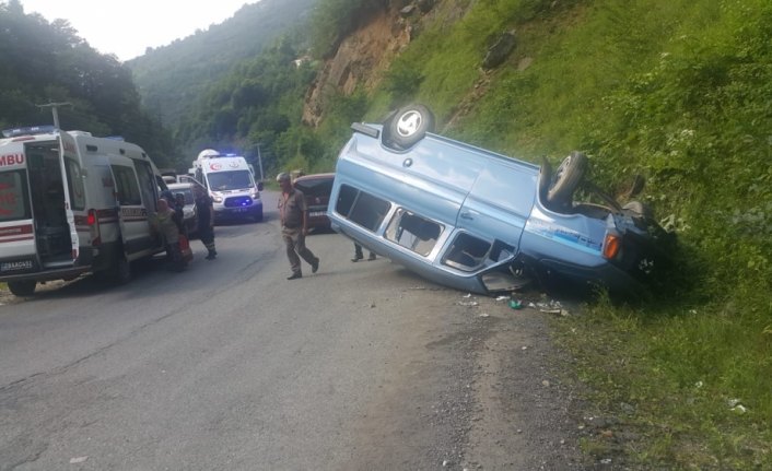 Giresun'da minibüs devrildi: 5 yaralı